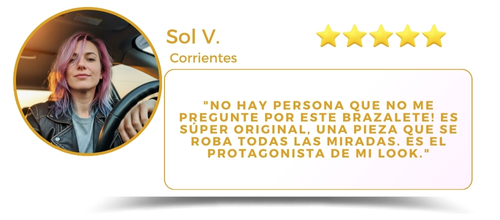 Detalle en primer plano del grabado del colibrí y la rosa en el brazalete.